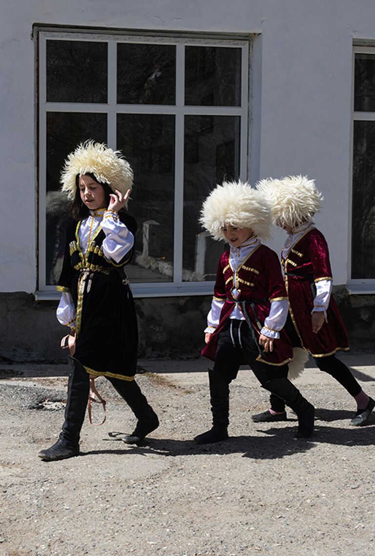 голые женщины в национальных костюмах