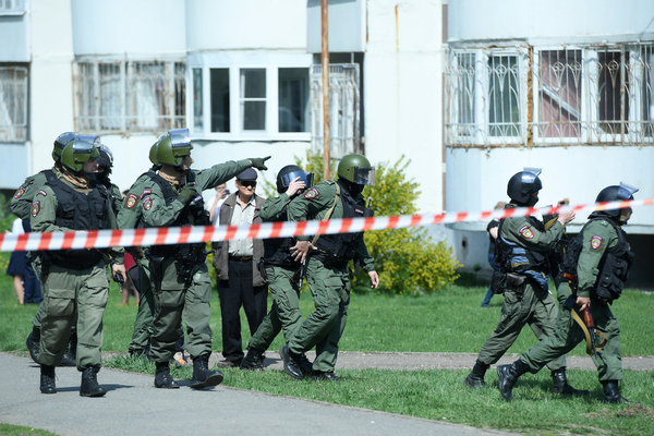Сотрудники правоохранительных органов у гимназии №175 в Казани