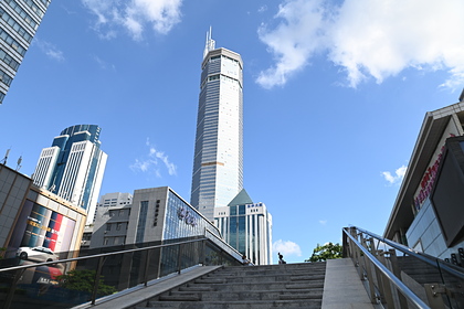 Названы возможные причины наклона небоскреба в Китае