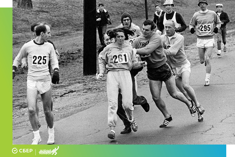 Одна из бегущих — Катрин Швитцер, первая женщина, официально пробежавшая марафон в Бостоне, апрель 1967 года