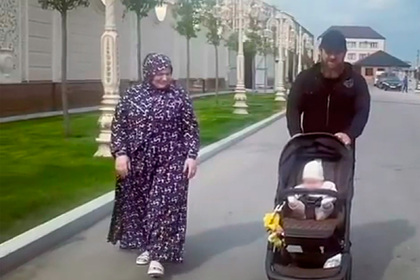 Кадырова заметили на прогулке с коляской в Грозном
