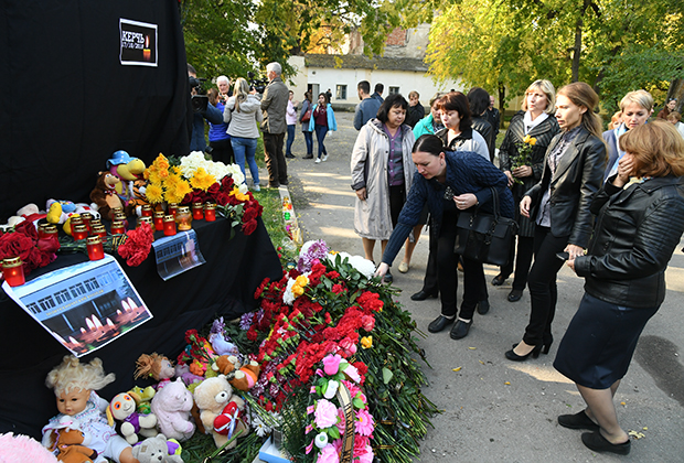 Цветы и свечи у народного мемориала в Керчи в память о погибших при нападении на Керченский политехнический колледж