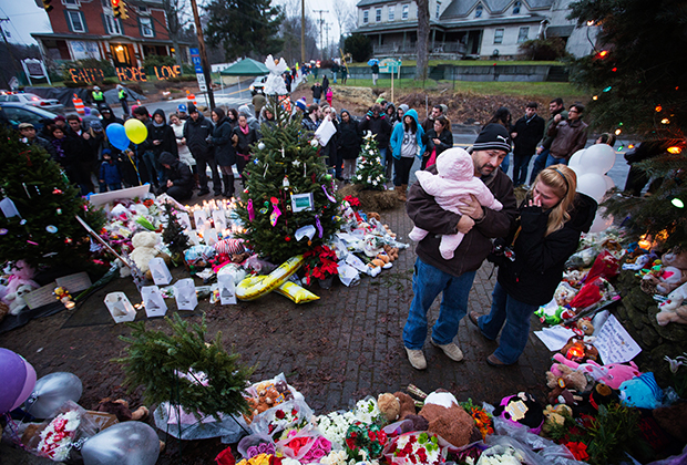Мемориал жертвам расстрела в школе «Сэнди-Хук» в 2012 году