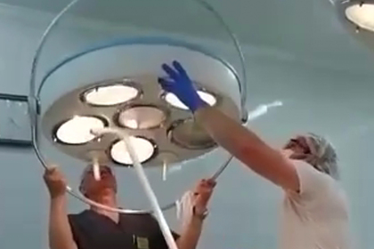 Чинивших светильник шваброй во время операции российских врачей сняли на видео