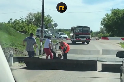 Спасение лежащего на рельсах пьяного россиянина перед поездом попало на видео