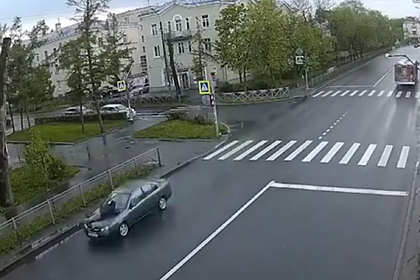 Россиянка восемь километров проехала с мужчиной на капоте и попала на видео