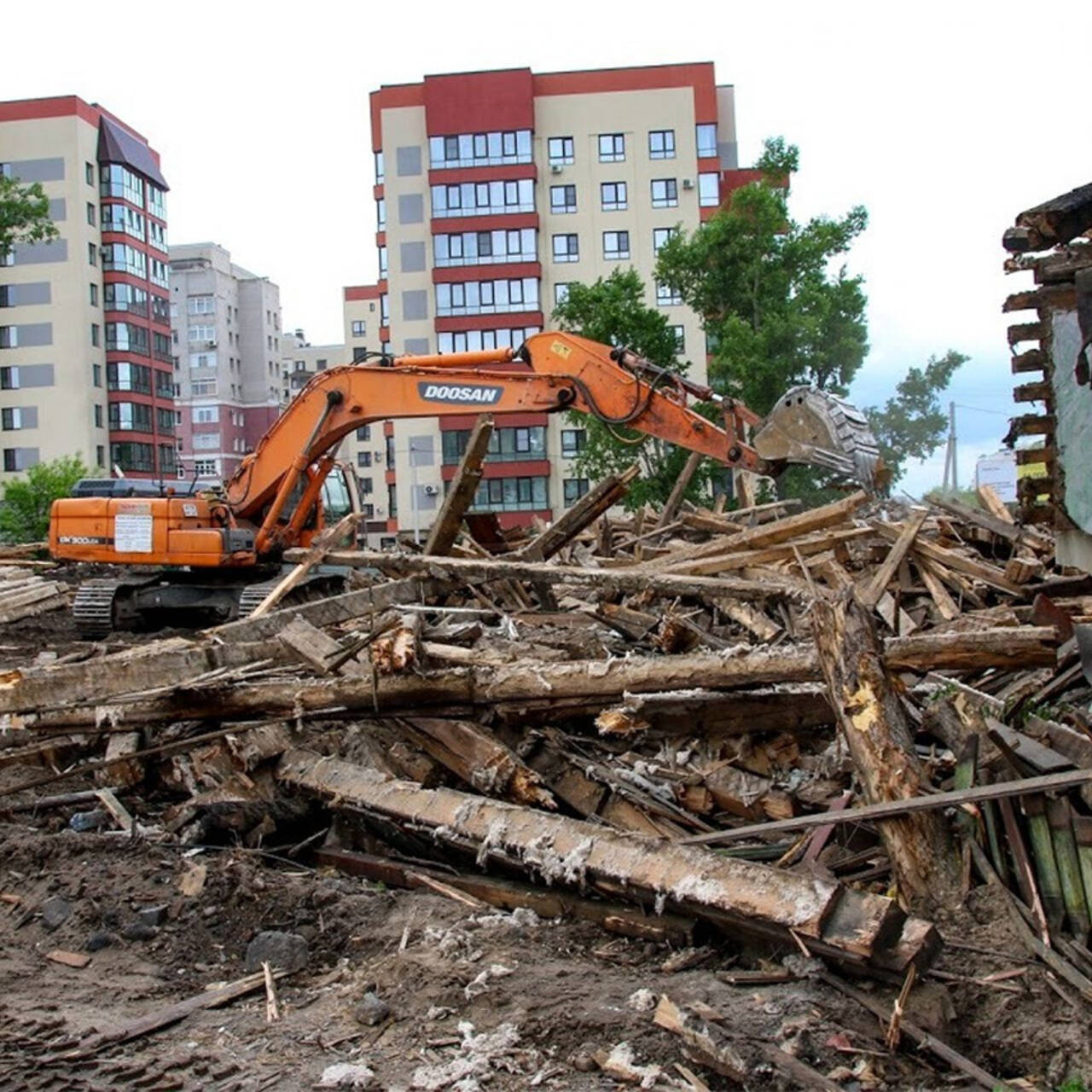 В российском городе начали сносить нерасселенный дом: Среда обитания:  Lenta.ru