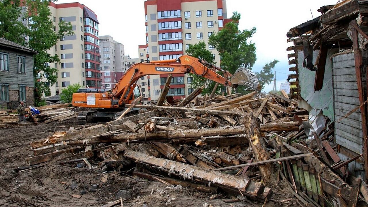 В российском городе начали сносить нерасселенный дом: Среда обитания:  Lenta.ru