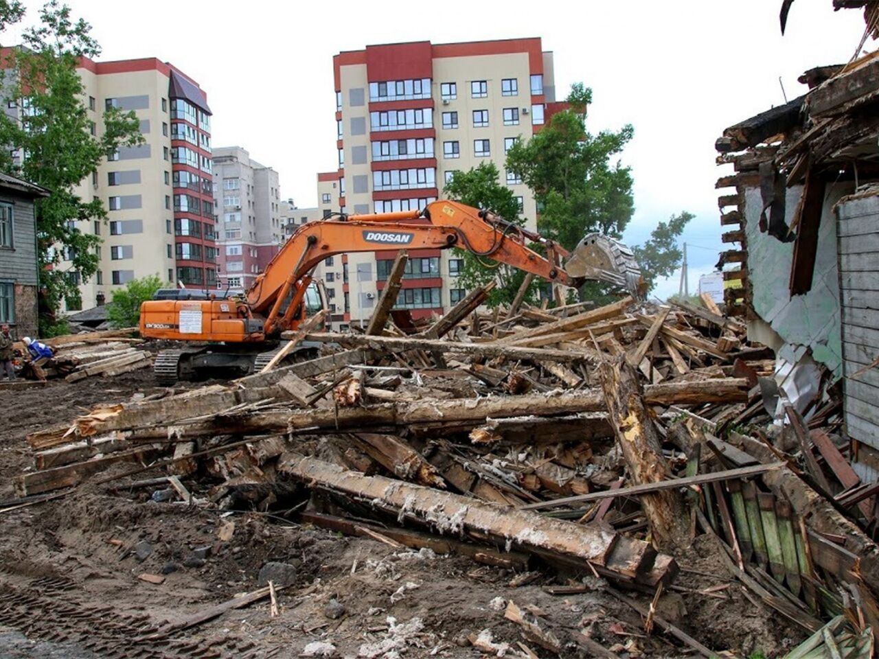 В российском городе начали сносить нерасселенный дом: Среда обитания:  Lenta.ru