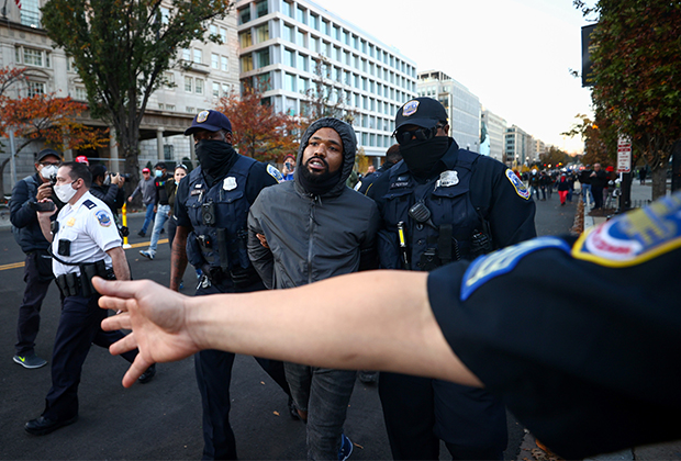 Протест против Трампа на площади под названием «Жизни черных важны» в Вашингтоне