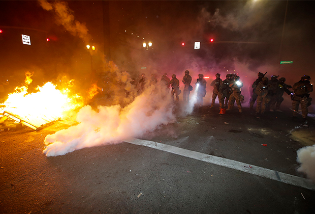 Поджоги на улице в Портленде во время июльских протестов BLM
