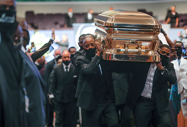 Носильщики перемещают золотой гроб с телом Флойда в Хьюстоне, июнь 2020 года