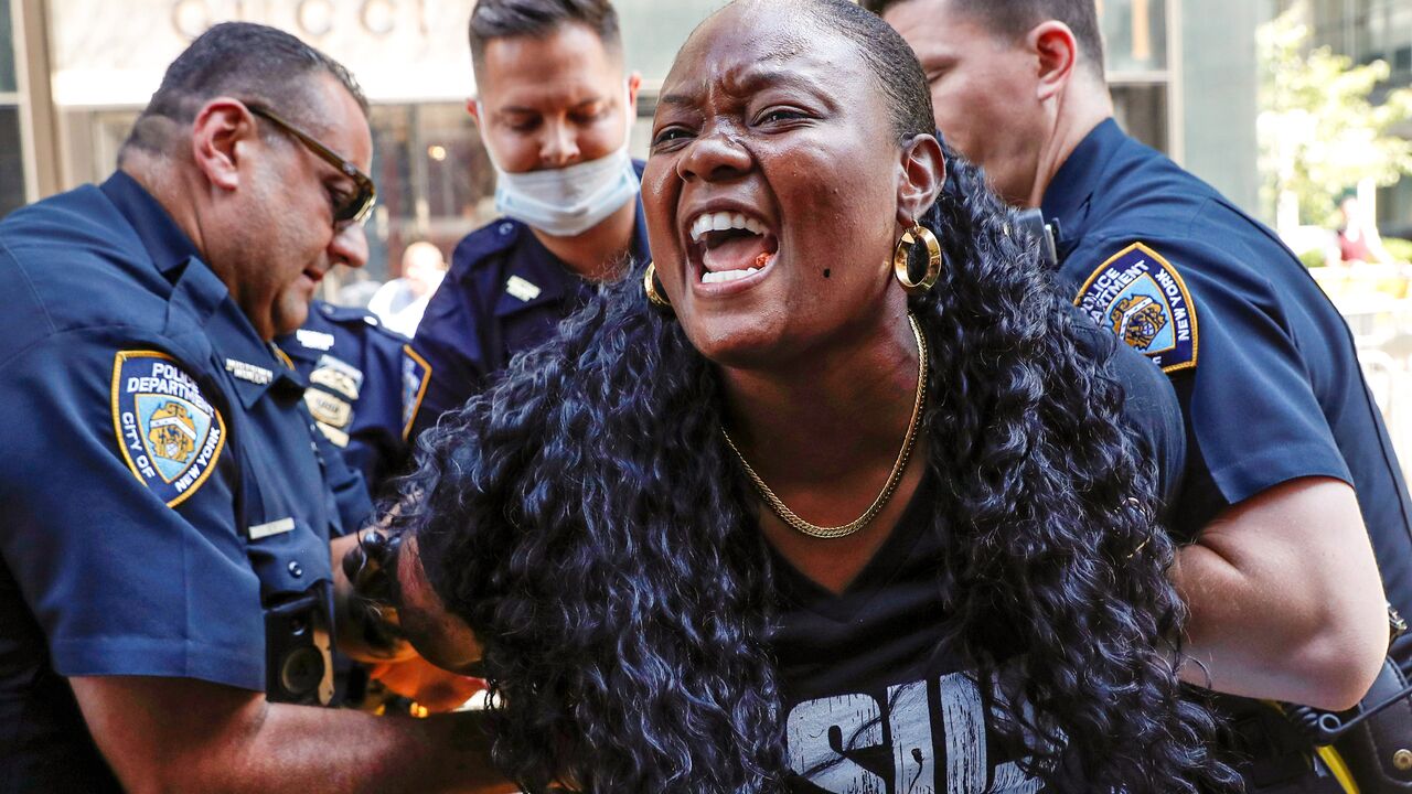 Они ненавидят мою форму». Почему в США протесты против расизма за год  превратились в войну с полицией?: Общество: Мир: Lenta.ru