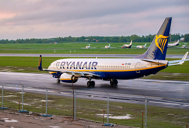 Самолет авиакомпании Ryanair с регистрационным номером SP-RSM, который летел из Афин в Вильнюс