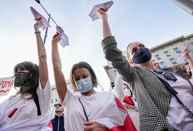 Протестующие держат бумажные самолетики во время демонстрации белорусов в Варшаве 24 мая 2021 года