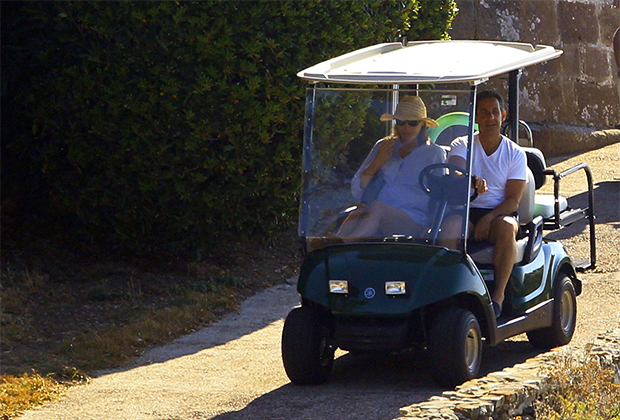 Николя Саркози и Карла Бруни в гольф-каре, 9 июля 2011 года