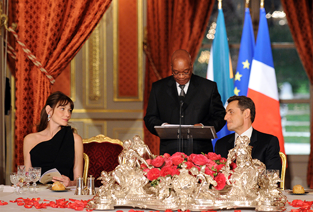Президент ЮАР Джейкоб Зума произносит речь рядом с президентом Франции Николя Саркози и его женой Карлой Бруни во время официального ужина в Елисейском дворце в Париже, 2011 год
