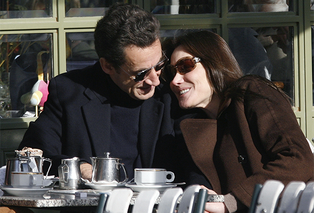 Первая леди Франции Карла Бруни и Николя Саркози на террасе кафе в саду Версальского дворца на следующий день после свадьбы, 2008 год