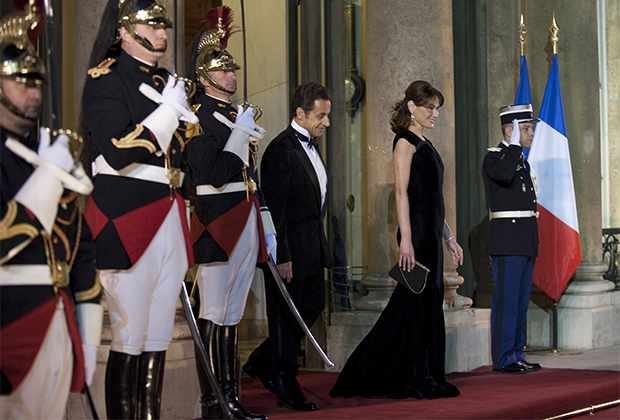 Николя Саркози и Карла Бруни ожидают приезда президента Ливана Мишеля Сулеймана и его жены на ужин в Елисейском дворце, 2009 год
