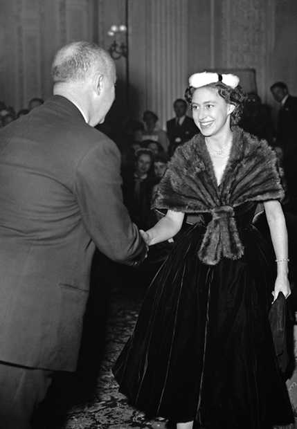 Принцесса Маргарет на встрече с дизайнером Кристианом Диором в 1954 году
