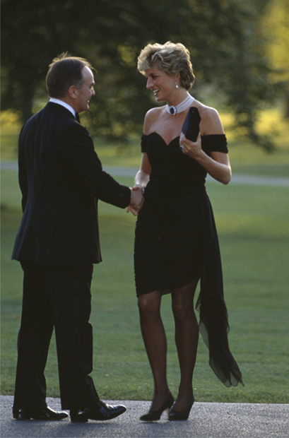 Принцесса Диана в знаменитом «платье мести» на вечеринке журнала Vanity Fair в 1994 году