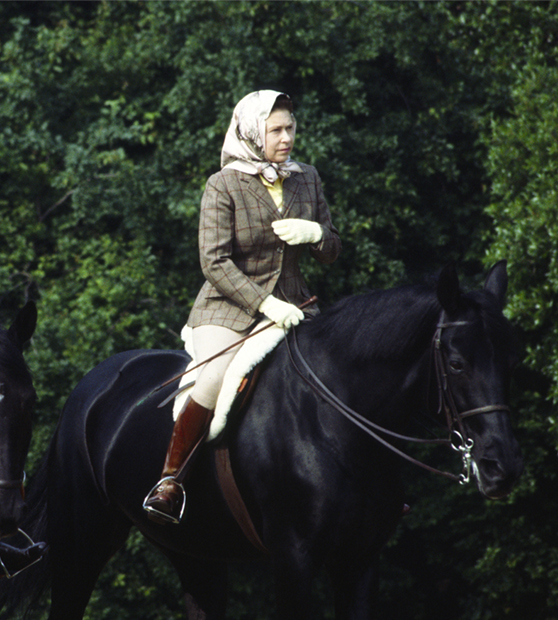 Королева Елизавета II катается на лошади в Виндзорском замке
