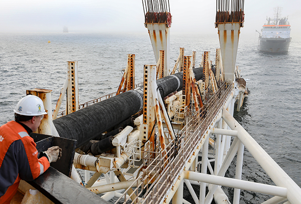 Судно Audacia компании Allseas прокладывает трубы для газопровода «Северный поток-2» в Балтийском море у острова Рюген