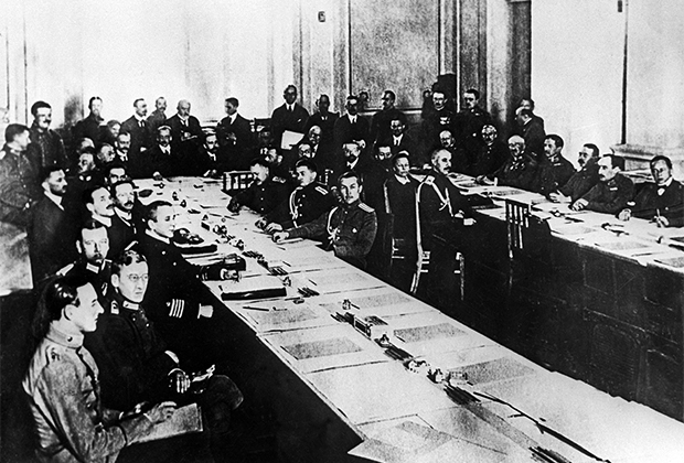 Заседание мирной конференции в Брест-Литовске, во время которой был заключен Брестский мир между Советской Россией и Германией, Австро-Венгрией, Болгарией и Турцией, 1918 год