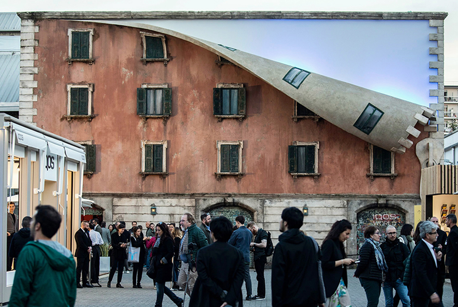 В 2019 году Чиннек представил на неделе дизайна в Милане здание с расстегнутой на фасаде огромной молнией. Проект был разработан для бренда IQOS, специализирующегося на системе нагревания табака. Скульптор в привычной сюрреалистичной манере установил на доме «замок». Застежка разъезжается, и часть 17-метровой стены отворачивается словно ткань, оголяя внутреннее пространство. В темное время дня из помещения льется светло-синий свет. В работе Чиннек отобразил метафору трансформации и пути в будущее. Он также хотел «раскрыть ткань» исторического миланского здания и переосмыслить то, что скрывается за его стенами.