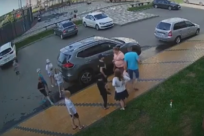 Россияне избили ребенка за желание попить из шланга и попали на видео