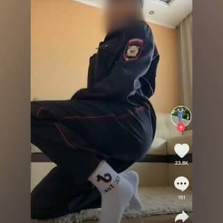 Девушка в полицейской форме