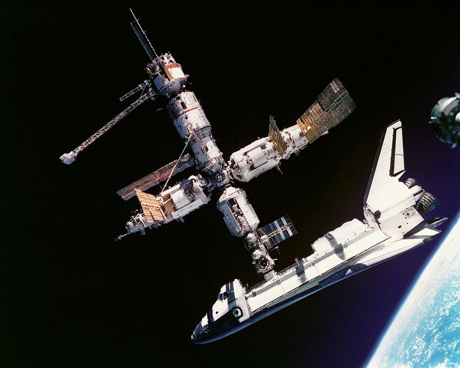 «Мир» с пристыкованным Space Shuttle Atlantis