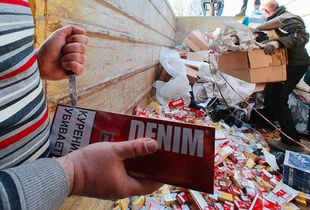 Рабочие уничтожают контрафактную продукцию в Калининграде