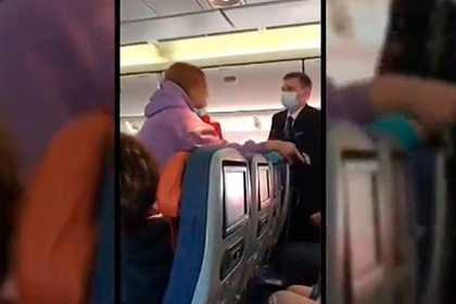Россиянка устроила скандал в самолете из-за пинавшего кресло ребенка