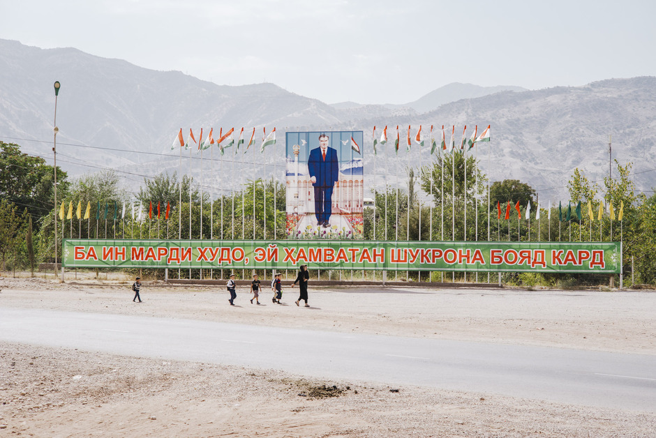 Тем не менее местные жители говорят, что правительство еще не признало туристического потенциала государства. «Президент Эмомали Рахмон считает, что туристы приезжают в столицу Душанбе только для того, чтобы посмотреть на президентский дворец или второй по высоте флагшток в мире. Похоже, он понятия не имеет, насколько красив Памир», — сетуют они.