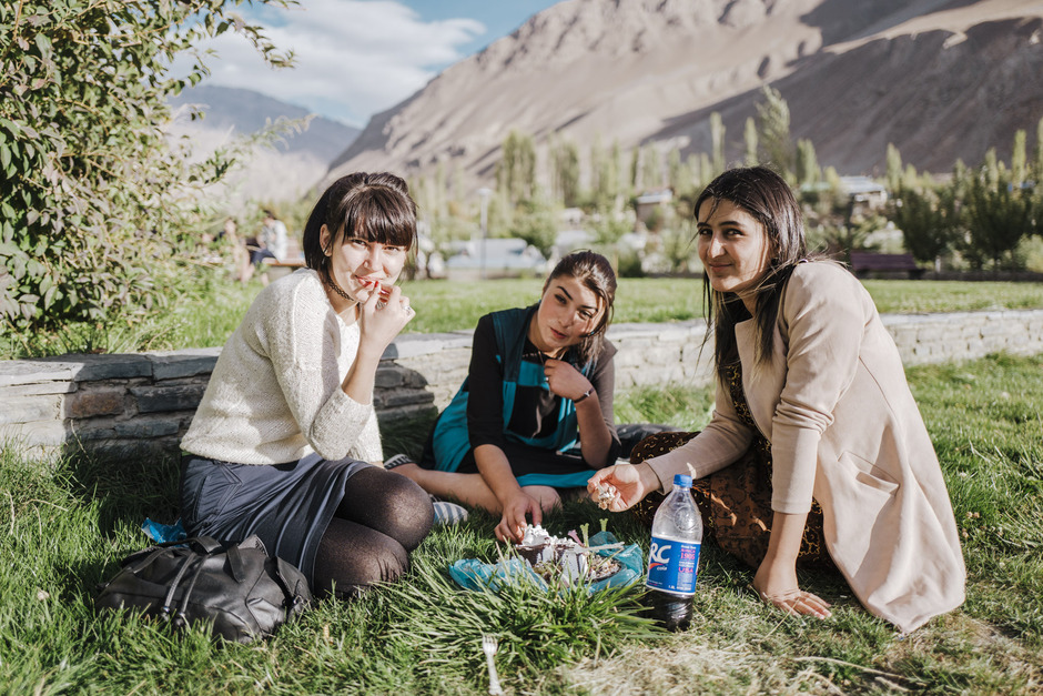 В последние годы Таджикистан стал популярным направлением среди искателей приключений и велосипедистов. Хотя дороги здесь местами неровные, пейзажи и гостеприимство местных жителей никого не оставляют равнодушными. Почти в каждой деревне есть так называемые хоумстейны, где за небольшие деньги можно получить еду и жилье и познакомиться с дружелюбными людьми.