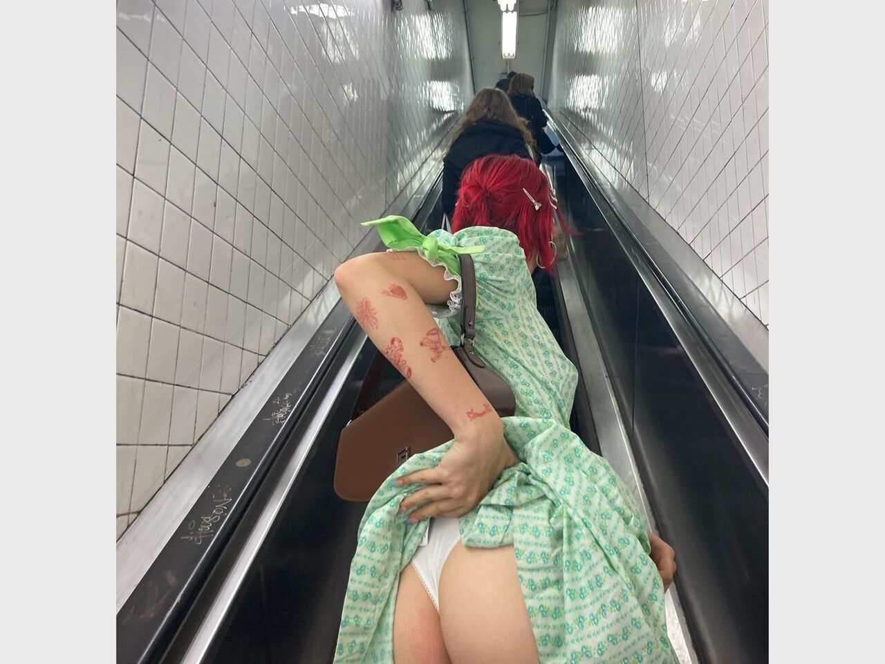 Дочь Урганта снялась в белье в метро