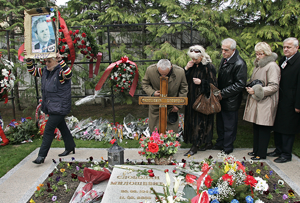 Сторонники Слободана Милошевича выстроились в очередь у его могилы в Пожареваце, 10 марта 2007 года