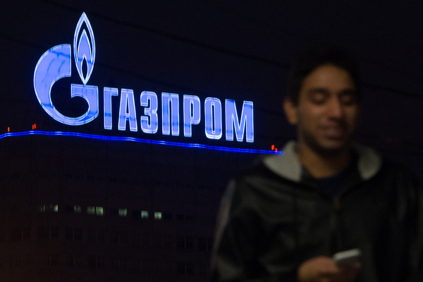 Вывеска компании "Газпром" на одном из административных зданий города Москвы
