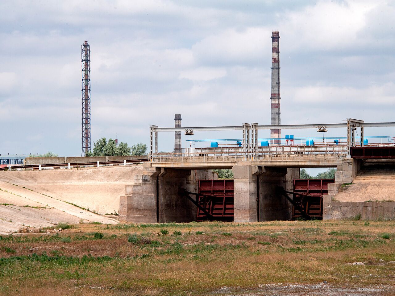 В Крым просочилась вода из Днепра после разрушения дамбы: Общество: Россия:  Lenta.ru