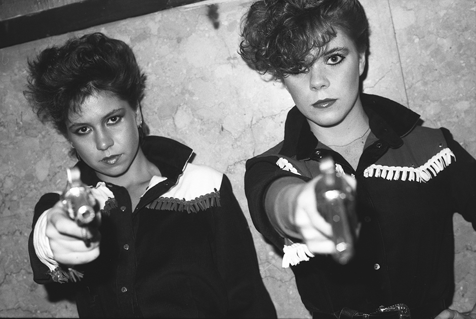 На протяжении десятилетия с середины 1970-х до середины 1980-х молодой фотограф Гэри Грин снимал нью-йоркскую панк-сцену, бурный подъем которой совпал с глубочайшим экономическим и социальным кризисом в истории города.