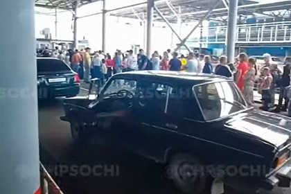 Огромная очередь из машин на въезде в Абхазию попала на видео