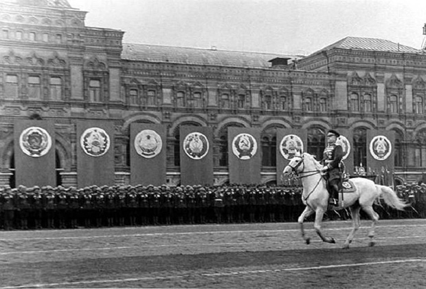 Маршал Советского Союза Жуков принимает Парад Победы