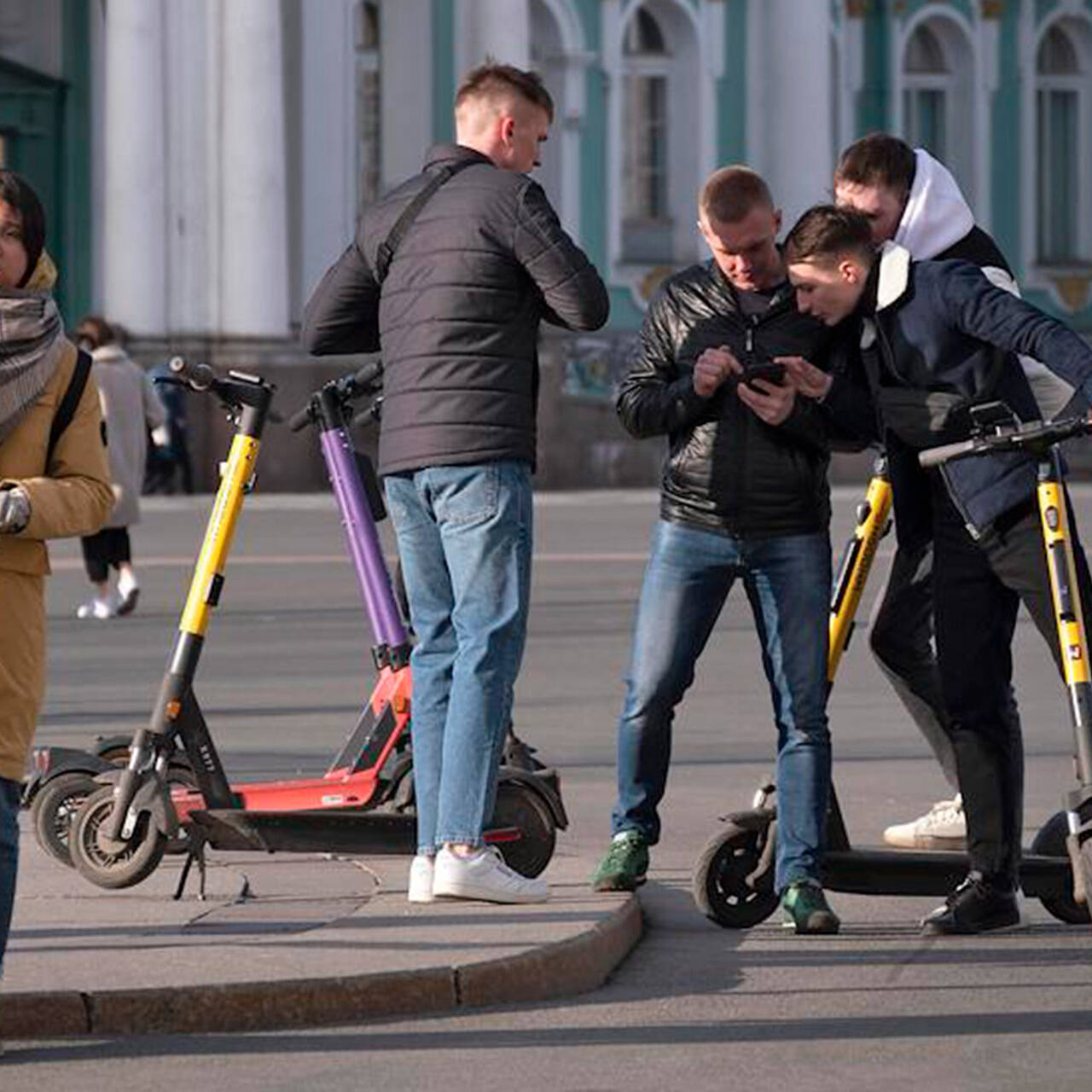 Электросамокаты петербург дтп. Запрет электросамокатов. Самокат для двоих. На самокате по Петербургу. Двое пьяных на самокате.