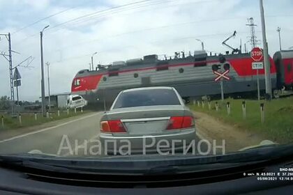 В России поезд снес пытавшийся проскочить переезд внедорожник и попал на видео
