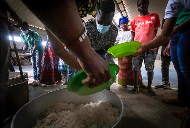 Волонтеры раздают еду беженцам в Мозамбике, апрель 2021 года