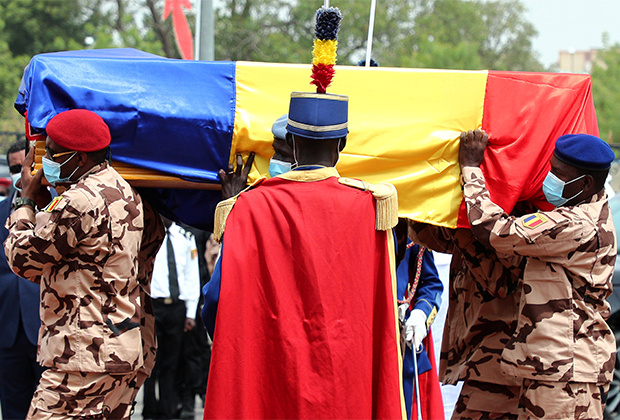 Солдаты несут гроб президента Чада Идриса Деби, апрель 2021 года