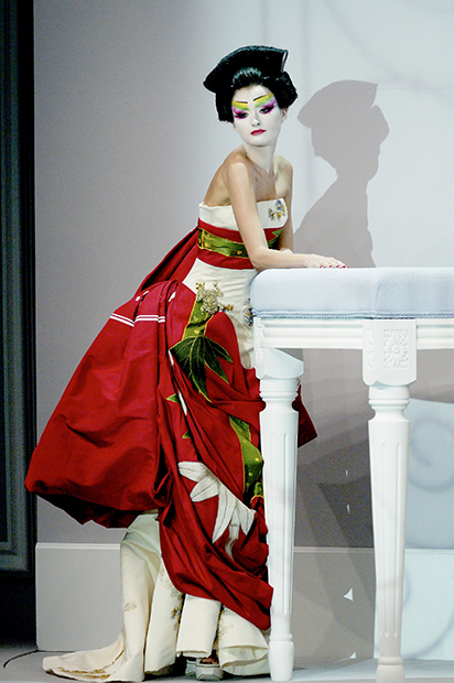 Модель в азиатском образе и традиционной одежде во время показа французского модного дома Christian Dior, Париж, 2007 год