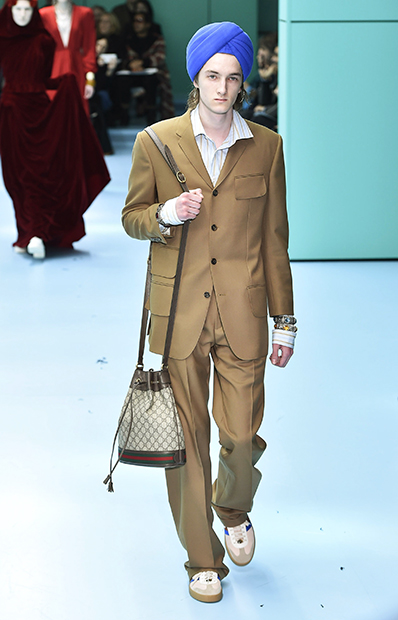 Манекенщик во время показа осенней коллекции бренда Gucci в синем тюрбане, Милан, 2018 год