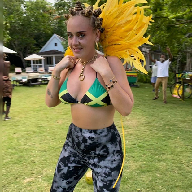 Британская певица Адель в бикини с принтом в виде флага Ямайки и с прической, популярной среди афроамериканских женщин